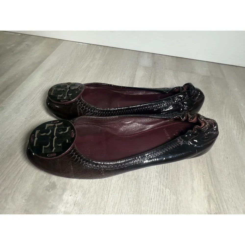 Tory Burch Reva Ballet Flats Dark Brown Patent Leather Embellished Logo sz 5